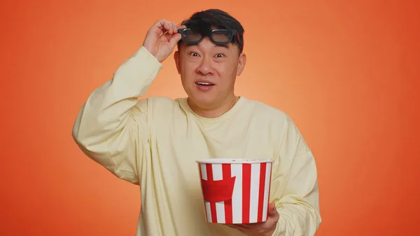 Opgewonden Aziatische Man Bril Eten Popcorn Kijken Naar Interessante Serie — Stockfoto