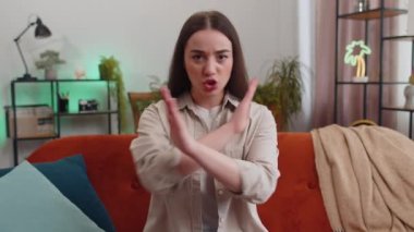 Kes jesti. Kızgın genç bir kadının portresi el ele tutuşmak yok diyor. El ele tutuşmak yok, bitirme uyarısı yok, erişime izin yok, iletişim kopukluğu, vücut dili, tehlike. Sınıfın dairesindeki kız.