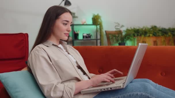 Donna Seduta Sul Divano Che Chiude Computer Portatile Dopo Aver — Video Stock