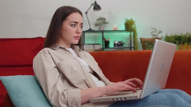Δυσαρεστημένη Γυναίκα Χρησιμοποιούν Φορητό Υπολογιστή Πληκτρολογώντας Περιήγηση Εργασίας Χάνει Γίνει — Αρχείο Βίντεο