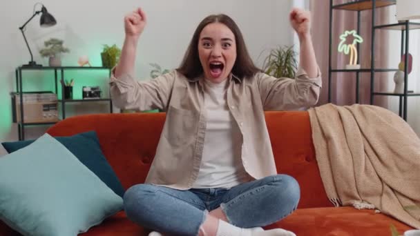 Mujer Joven Feliz Gritando Celebrando Éxito Ganando Logro Meta Buenas — Vídeos de Stock