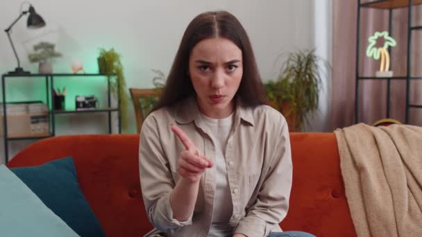 Stil Zijn Alsjeblieft Jonge Vrouw Drukt Wijsvinger Tegen Lippen Maakt — Stockvideo