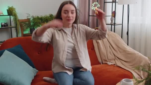 Retrato Mulher Jovem Cansado Desfrutar Relaxar Sofá Casa Quarto Menina — Vídeo de Stock