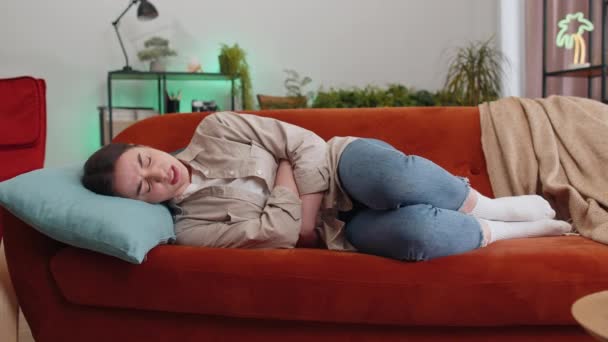 Chorą Kobietę Bólem Brzucha Skurcze Miesiączkowe Leżące Kanapie Domu Dziewczyna — Wideo stockowe