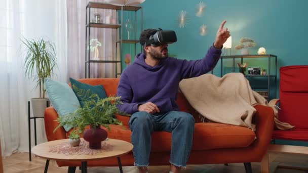 Indický Muž Používající Futuristickou Technologii Virtuální Reality App Headset Helma — Stock video