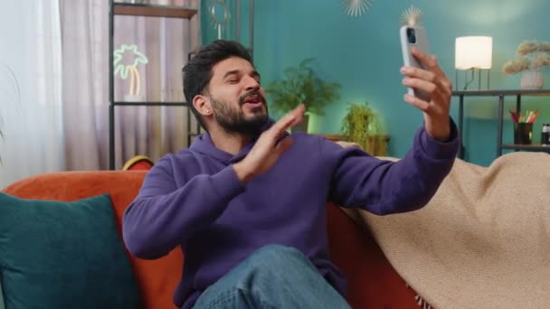 Happy Indian Man Blogger Βγάζει Selfie Στο Smartphone Επικοινωνεί Video — Αρχείο Βίντεο