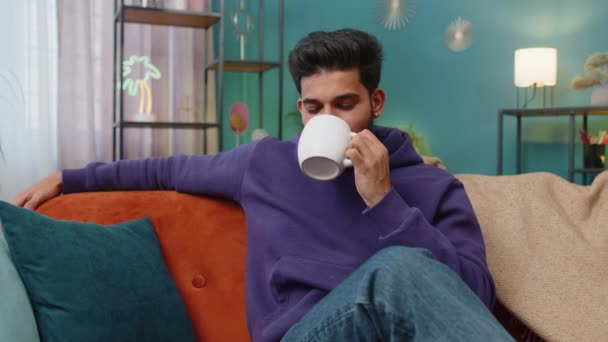 Snygg Leende Indian Man Dricker Kopp Varmt Kaffe Eller Örtte — Stockvideo