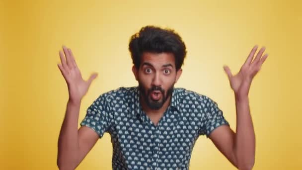 Izgatott Ámulatba Ejtett Indián Férfi Megérintette Fejét Robbanást Mutatott Aggódva — Stock videók