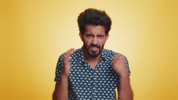 Homem Indiano Camisa Grita Estresse Problemas Tensão Sente Horror Desesperança — Vídeo de Stock