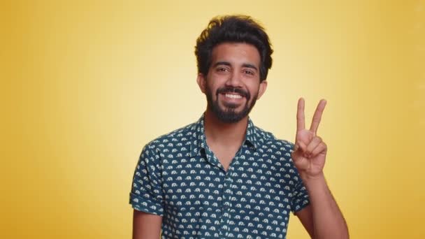 Fiatal Indián Férfi Győzelmi Jelekkel Reménykedve Sikerben Győzelemben Békebeli Gesztust — Stock videók