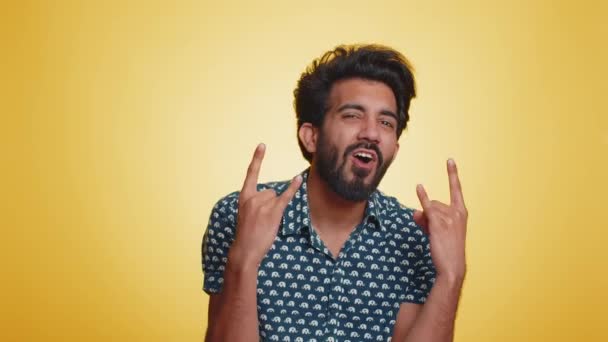Jovem Índio Muito Feliz Mostrando Gesto Rock Roll Por Mãos — Vídeo de Stock