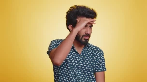 Hier Sind Sie Haben Sie Gefunden Junger Indischer Mann Hält — Stockvideo