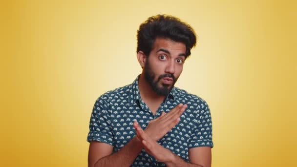 원하지 아니라 손가락 질하면서 필요없는지 달라고 배경에 고립된 힌두교 — 비디오