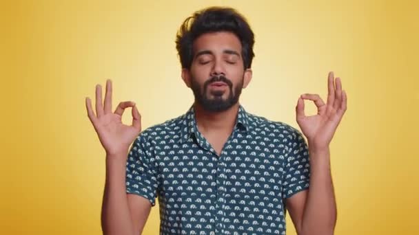 Nyugalom Nyugalom Belső Egyensúly Fiatal Indiai Férfi Mély Lélegzetet Vesz — Stock videók