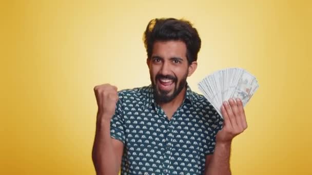 Bogaty Zadowolony Szef Hindus Macha Banknotami Gotówkowymi Jak Fan Sukces — Wideo stockowe