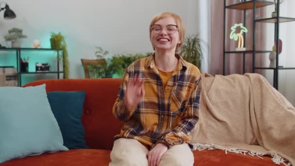 Hola Mujer Joven Sonriendo Amigable Cámara Saludando Con Las Manos — Vídeos de Stock