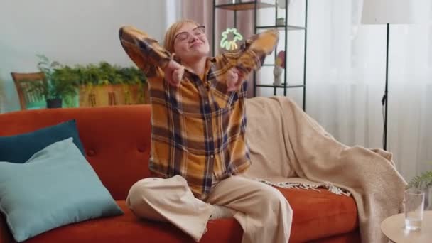 Potret Wanita Muda Yang Lelah Menikmati Santai Sofa Rumah Kamar — Stok Video