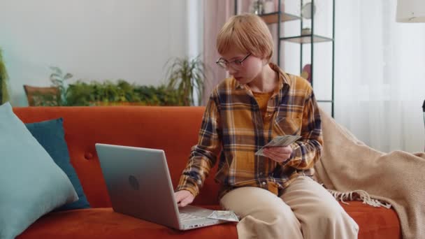 Budżet Planowanie Bogata Młoda Kobieta Licząca Pieniądze Laptopie Oblicza Rachunki — Wideo stockowe