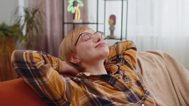 Retrato Mujer Joven Cansada Disfrutar Relajarse Sofá Casa Habitación Feliz — Vídeo de stock