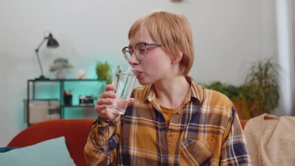 Διψασμένη Νεαρή Γυναίκα Που Κρατά Ένα Ποτήρι Φυσικό Aqua Κάνει — Αρχείο Βίντεο