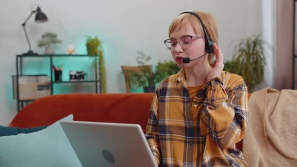 Γυναίκα Φορώντας Ακουστικά Freelance Εργαζόμενος Τηλεφωνικό Κέντρο Υποστήριξη Χειριστή Γραμμή — Αρχείο Βίντεο