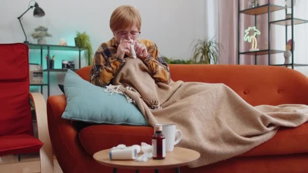 Νεαρή Άρρωστη Γυναίκα Που Πάσχει Από Γρίπη Αλλεργία Που Κάθεται — Αρχείο Βίντεο