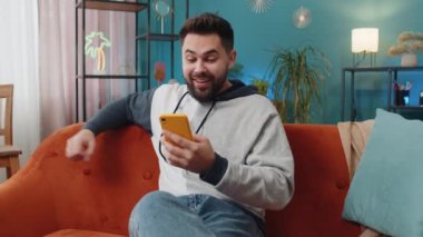 Mutlu adam cep telefonu daktilo kullanarak 