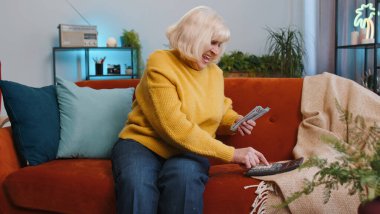 Planlama bütçesi. Zengin, kıdemli bir kadın nakit para sayıyor, hesap makinesi kullanıyor, evdeki faturaları hesaplıyor. Yaşlı büyükanne gelir elde etmekten memnun, planlı tatil için para biriktiriyor, hediyeler