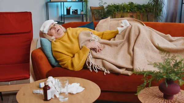 Nonna Malata Che Soffre Freddo Allergia Sdraiata Sul Divano Appartamento — Foto Stock