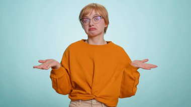 Hiçbir fikrim yok, cevabı bilmiyorum. Şaşırmış, cahil, belirsiz, çekici bir kadın çaresiz bir hareketle el kaldırıyor zor bir soruyla kafası karışmış. Mavi stüdyo geçmişinde bir kızın kafası karışmış.