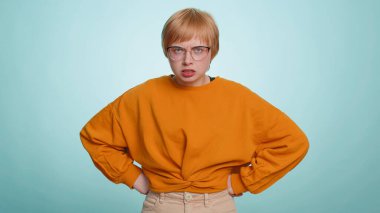 Üzgün, sinirli bir kadını yanlış anladığı için gücendirdi. Kavga üstüne hayal kırıklığına uğradı, başarısız oldu, kaybetti, görmezden geldi ve iletişim kurmak, konuşmak istemedi. Mavi stüdyo arka planında izole edilmiş bir kız. İnsan yaşam tarzı