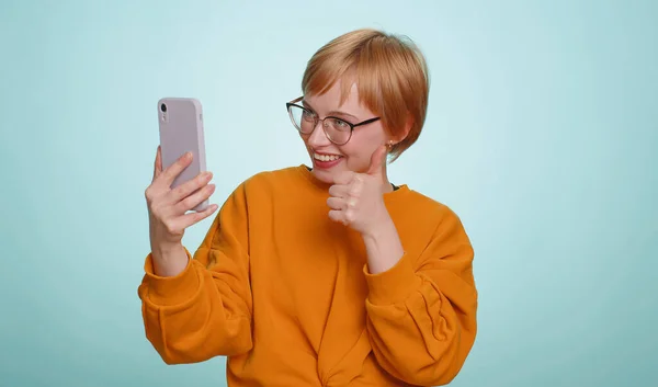 Kvinna Bloggare Glasögon Selfie Vlog Smartphone Kommunicera Videosamtal Online Med — Stockfoto