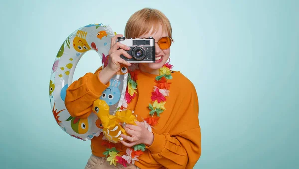 戴着太阳镜的快乐的女摄影师用复古相机拍照 海滨旅行 浅蓝色背景的金发女旅行者 — 图库照片