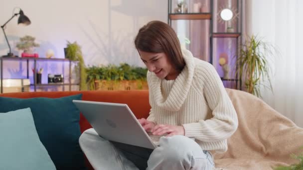Боже Мой Здивована Молода Жінка Яка Користується Ноутбуком Отримує Хороші — стокове відео