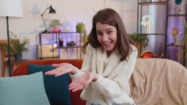 Γυναίκα Σηκώνοντας Χέρια Ρωτώντας Γιατί Αιτία Της Αποτυχίας Αποδεικνύοντας Δυσπιστία — Αρχείο Βίντεο