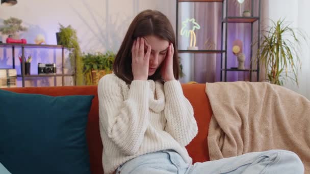 Missnöjd Ung Kvinna Gnugga Tempel För Att Bota Huvudvärk Problem — Stockvideo