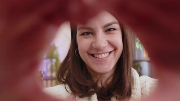 Αγαπώ Ευτυχισμένη Νεαρή Γυναίκα Στο Σπίτι Καθιστικό Καναπέ Κάνει Σύμβολο — Αρχείο Βίντεο