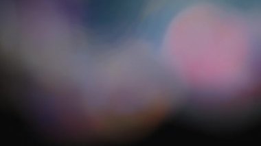 Işık sızıntısı 4K görüntüsü. Lens parlaklığı bokeh örtüleri, yanan alev arka planı. Görüntülerinizi birleştirmek, videoyu biçimlendirmek, dönüşümleri sağlamak için. Odaklanmış lamba flaş ışını etkisi. Işık titreşimleri ve ışıltı