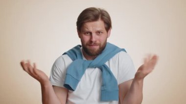 - Ne? - Neden? Öfkeli bir ifadeyle el kaldıran samimi, asabi, beyaz bir adam başarısızlığının nedenini sorar. Bej duvar arka planında kafası karışmış yakışıklı bir adam.