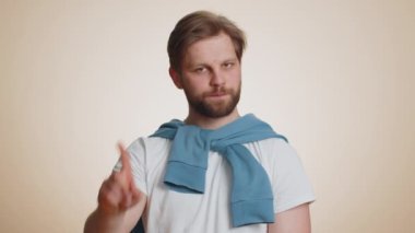 Beyaz tenli yakışıklı adam parmağını sıkar ve 