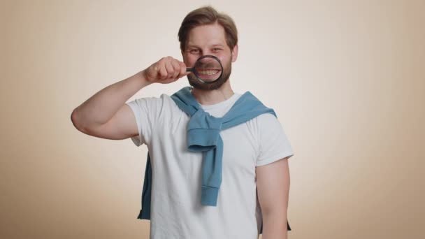 Homem Caucasiano Segurando Lupa Dentes Brancos Saudáveis Olhando Para Câmera — Vídeo de Stock