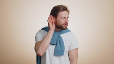 - Seni duyamıyorum. - Ne? Adam seni duymaya çalışıyor, kafası karışmış ve kaşlarını çatmış bir halde, daha yüksek bir ses için kolunu kulağının yanında tutuyor, bilgi ve sağırlık için tekrar sorguluyor. Bej arka planda izole genç adam