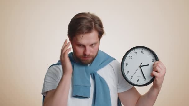 Zmieszany Człowiek Niepokojem Sprawdzający Czas Zegarze Spóźniony Pracy Spóźniony Ostateczny — Wideo stockowe