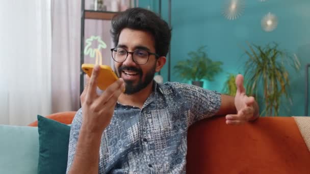 Šťastný Vzrušený Indián Telefonovat Konverzaci Přáteli Portrét Hinduistického Chlapa Těší — Stock video