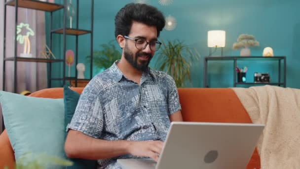 Indischer Mann Sitzt Nach Getaner Arbeit Wohnzimmer Auf Einer Couch — Stockvideo