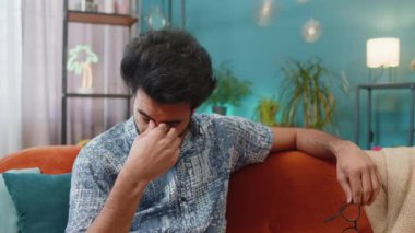 Üzgün, yalnız bir adam sınıfında oturmuş hayat endişelerini düşünüyor ya da karşılıksız aşk adaletsiz bir durumdan muzdarip. Hindu yalnız erkek problemi, ayrılık, depresyon kötü sinir patlaması