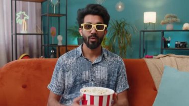 Üç boyutlu gözlüklü heyecanlı Hintli adam kanepede oturup patlamış mısır yiyor ve ilginç TV dizileri, spor oyunları, filmler, evdeki sosyal medya filmleri içerikleri izliyor. Eğlenen adam
