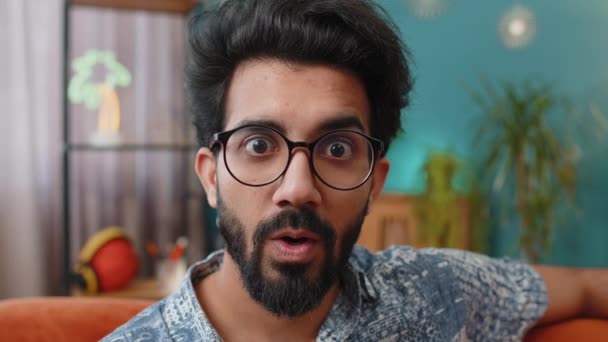 Istenem Hűha Fiatal Indiai Férfi Meglepődött Hogy Nagy Szemekkel Néz — Stock videók