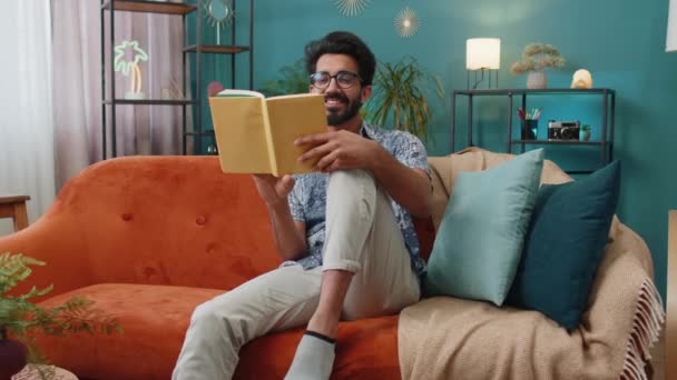 Jonge Indiaanse Man Ontspannend Interessant Boek Pagina Omslaan Lachend Genietend — Stockvideo