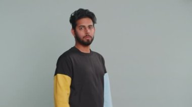 Hoş geldiniz. Buraya gel, bize katıl. Hoş geldiniz. Hintli adam kenara çekilir ve kameraya döner. Davetkar hareketlerini elleriyle gösterir. Gelmeye çağırır, selam verir, selamlar, hoşça kal der. Gri arka plandaki Hintli adam.